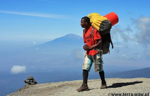 Tanzański tragarz w drodze na Kilimandżaro