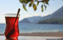 Szklaneczka tureckiej herbaty nad Morzem Śródziemnym