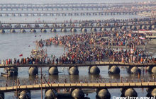 Khumb Mela w Allahabadzie - mosty pontonowe na Gangesie