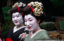 Japonki w tradycyjnych kimonach i misternym makijażu
