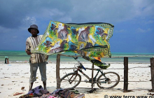 Zanzibar, sprzedawca pamiątek prezentuje kangę - tradycyjny strój