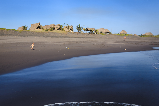 Guatemala (Pacific Coast), Paredon Surf House, Hanna on the seaside; Photo: Anna Alboth